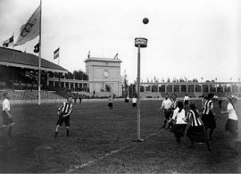 Twee Nederlandse ploegen spelen ter demonstratie een korfbalwedstrijd in het Olympisch Stadion, 22 augustus 1920.