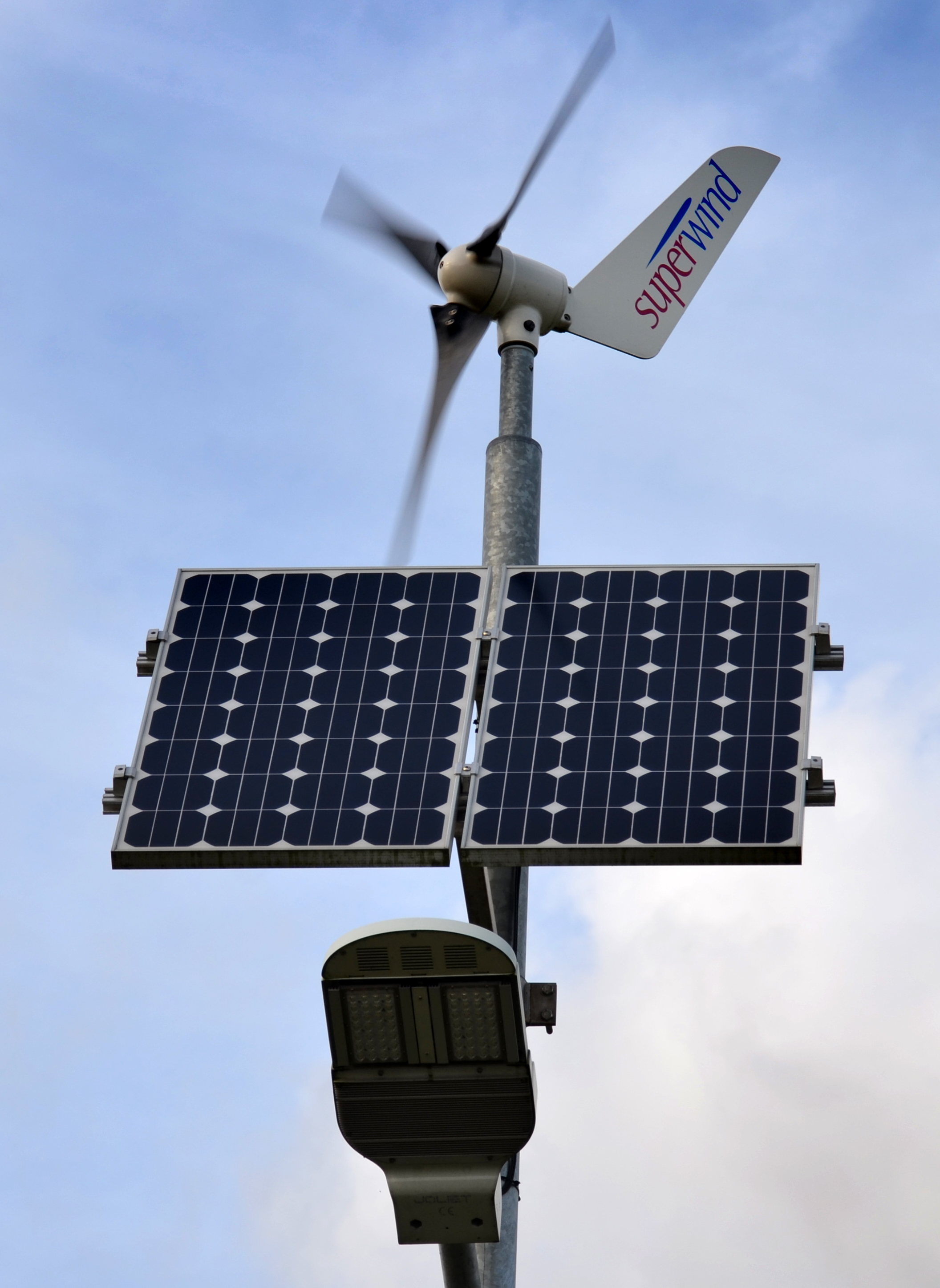 ZERO - tête d'éclairage solaire avec éolienne