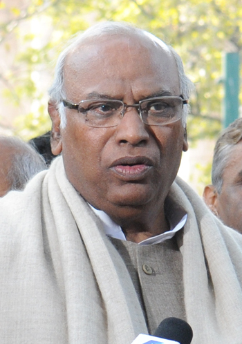 File:Mallikarjun Kharge briefing the media after presenting the Interim Railway Budget 2014-15 in New Delhi (cropped).jpg