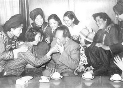 File:Mao Zedong with women in 1950.jpg