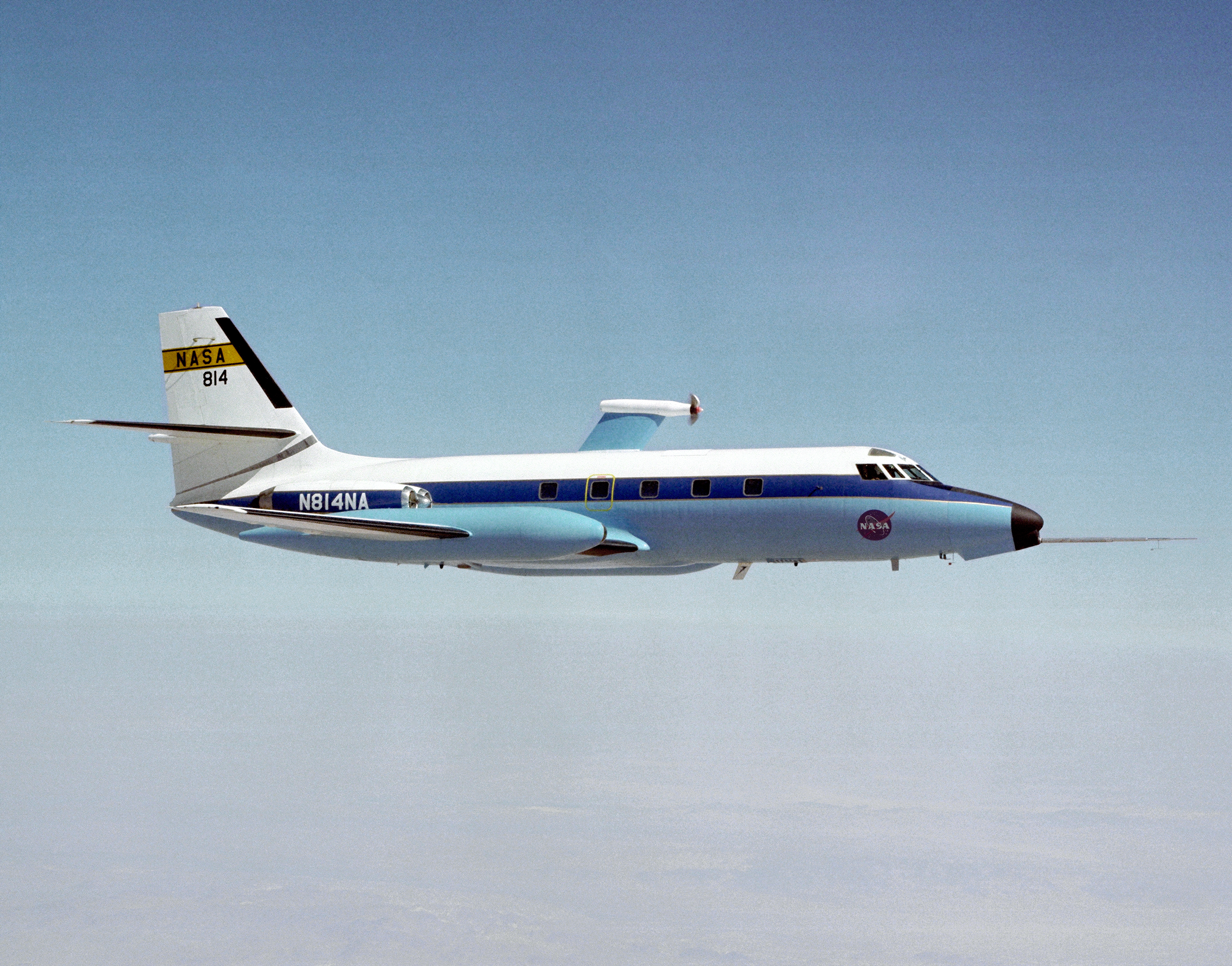 https://upload.wikimedia.org/wikipedia/commons/0/07/NASA_C-140_JetStar_propfan_testbed_at_Dryden_1981.jpg