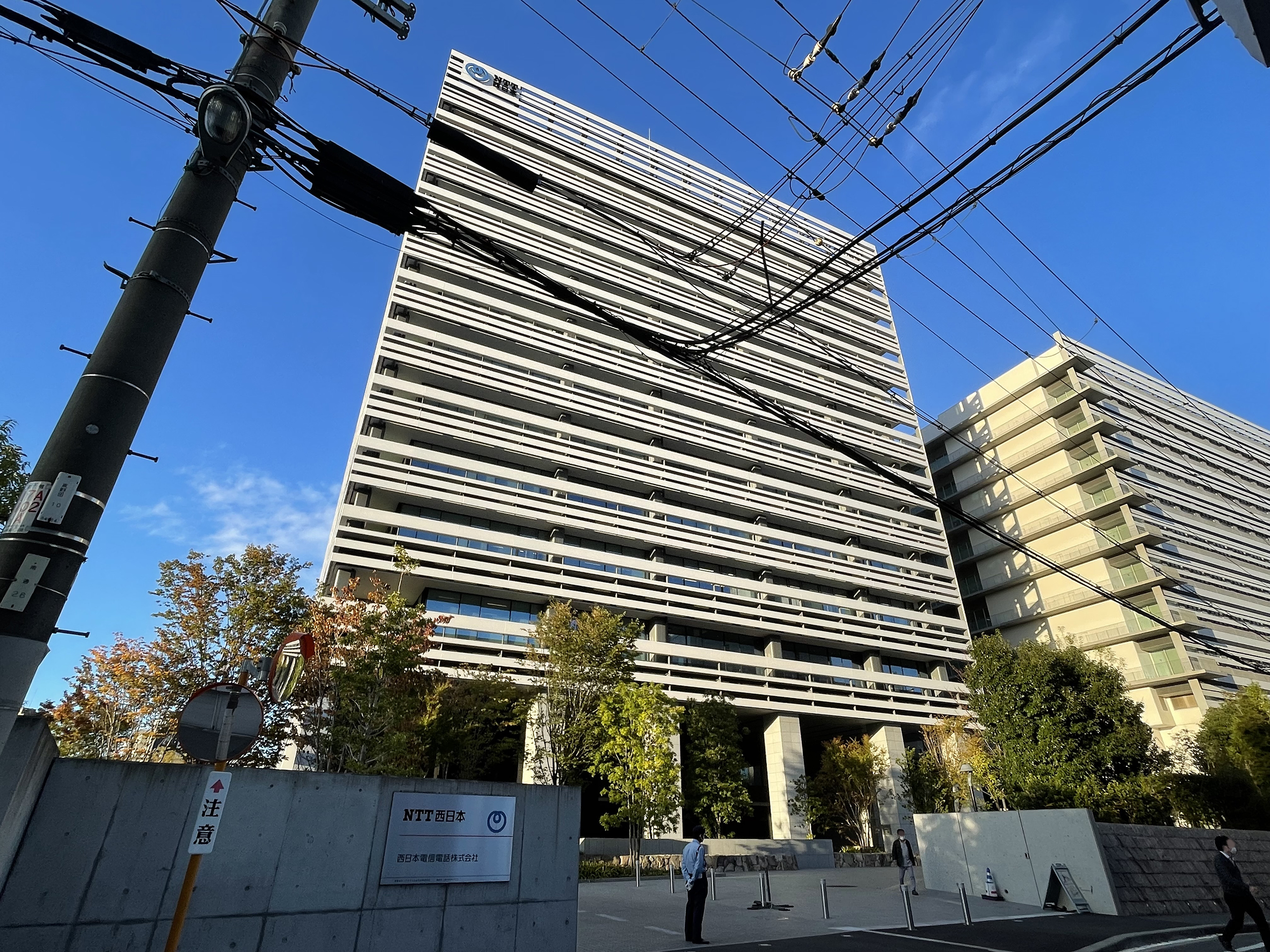 B building. Fukuoka Prefectural International Hall, Япония. Культурный центр Acros (Эмилио Амбаш, Япония). Культурный центр Acros (Фукуока, Япония). Fukuoka Prefectural International Hall, Япония. Архитектор - Emilio Ambasz.