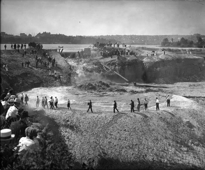 File:Releasing water from Lake Union into the Montlake Cut, August 26, 1916 (MOHAI 5441).jpg