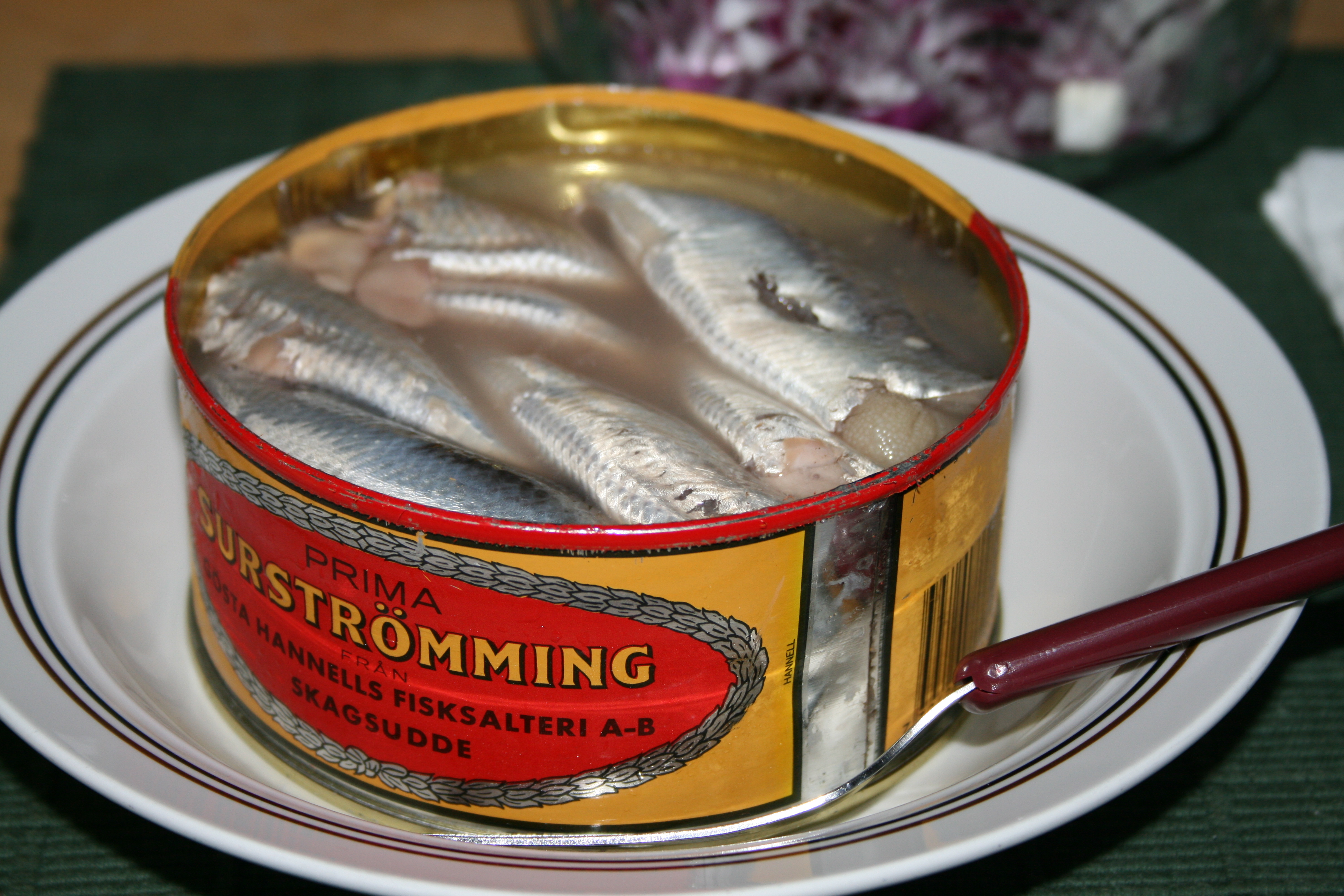 Acaracolados - Surströmming El famoso pescado apestoso de Suecia Es arenque  fermentado y solo se vende el latas. Tiene mala fama por el olor que sale  de la lata al abrirla (