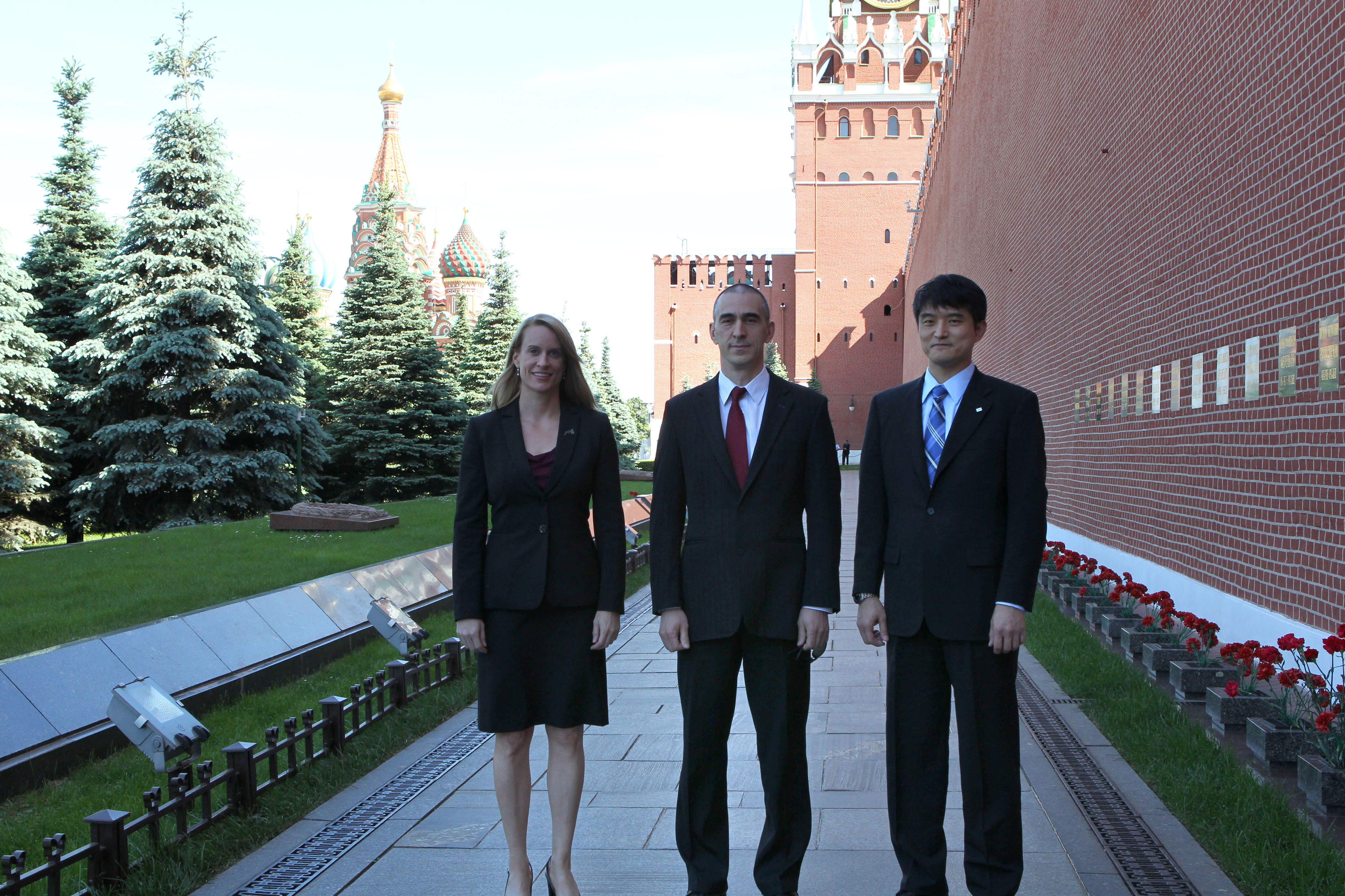 File Soyuz Ms 01 Crew At The Kremlin Wall 1 Jpg Wikimedia Commons