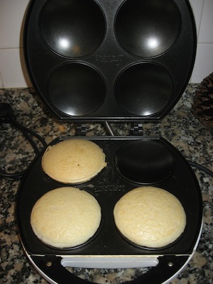 https://upload.wikimedia.org/wikipedia/commons/0/07/Tosty_Arepa.jpg