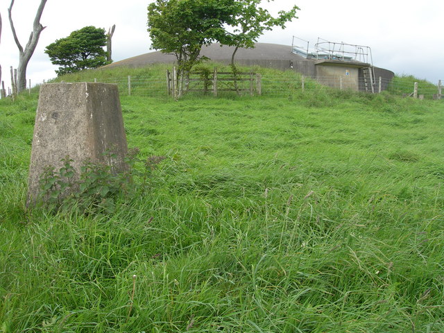 File:Triangulation pillar and water storage facility - geograph.org.uk - 444849.jpg