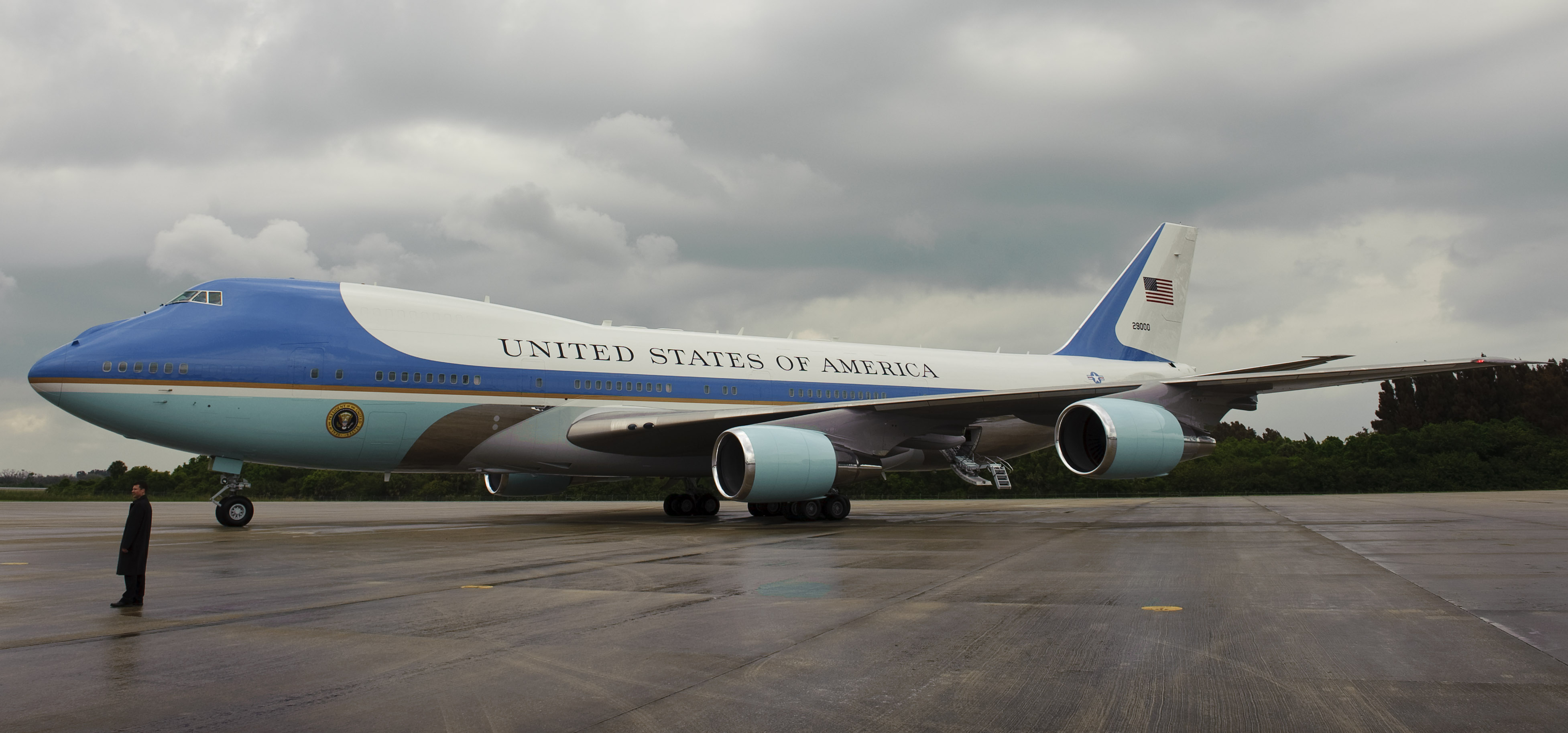 File:VC-25A Air Force One at Kennedy Space Center (2010).jpg - Wikimedia  Commons