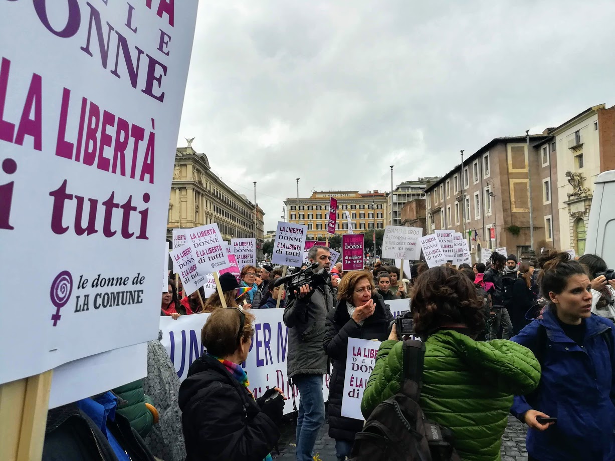 Violenza sulle donne: centinaia di migliaia di manifestanti sono scesi in piazza in tutta Europa