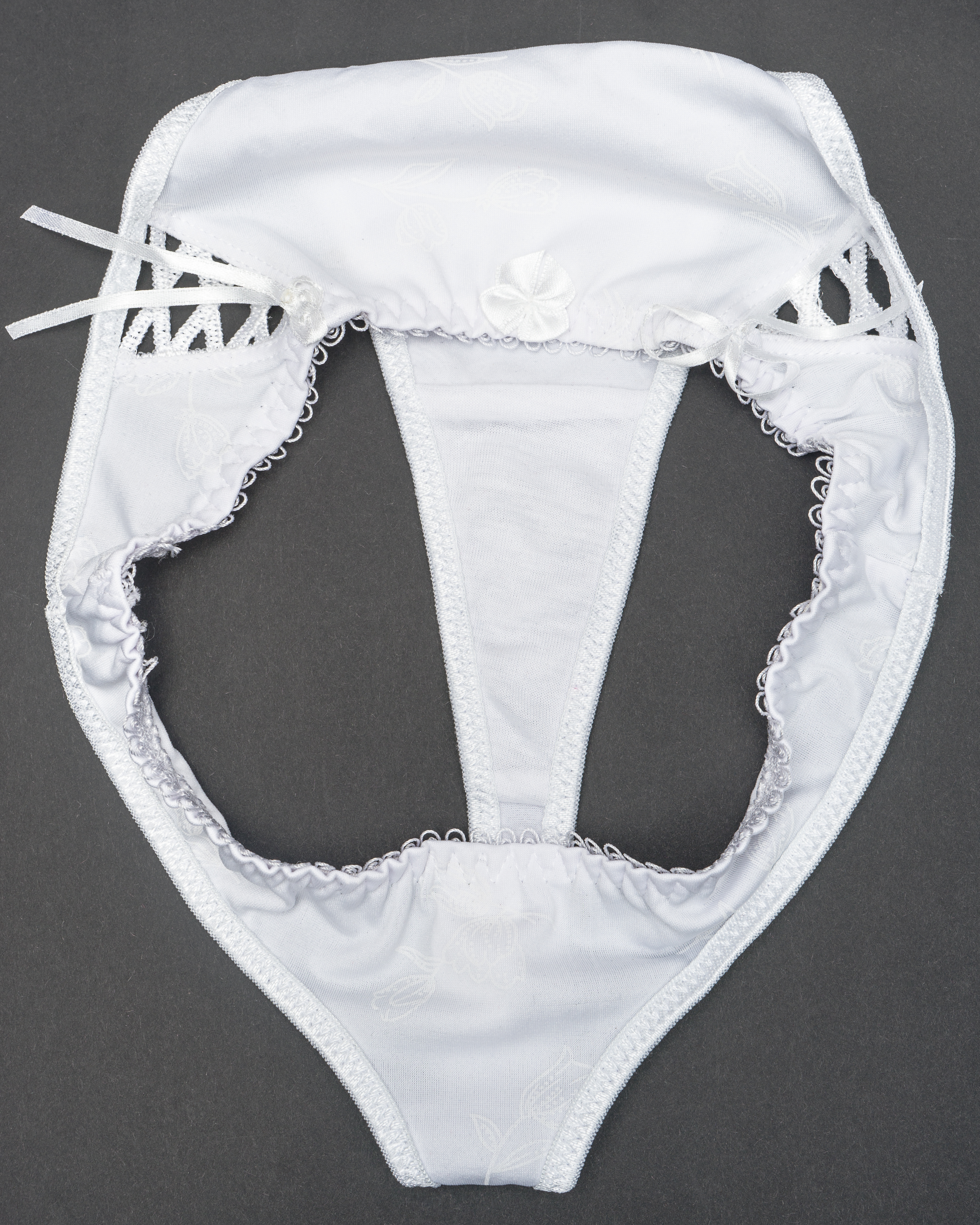 https://upload.wikimedia.org/wikipedia/commons/0/07/Women%27s_knickers_made_of_synthetic_with_hygienic_cotton_gusset_exposed.jpg