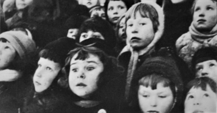 Ленинград блокадный. Дети наблюдают за самолетами.jpg