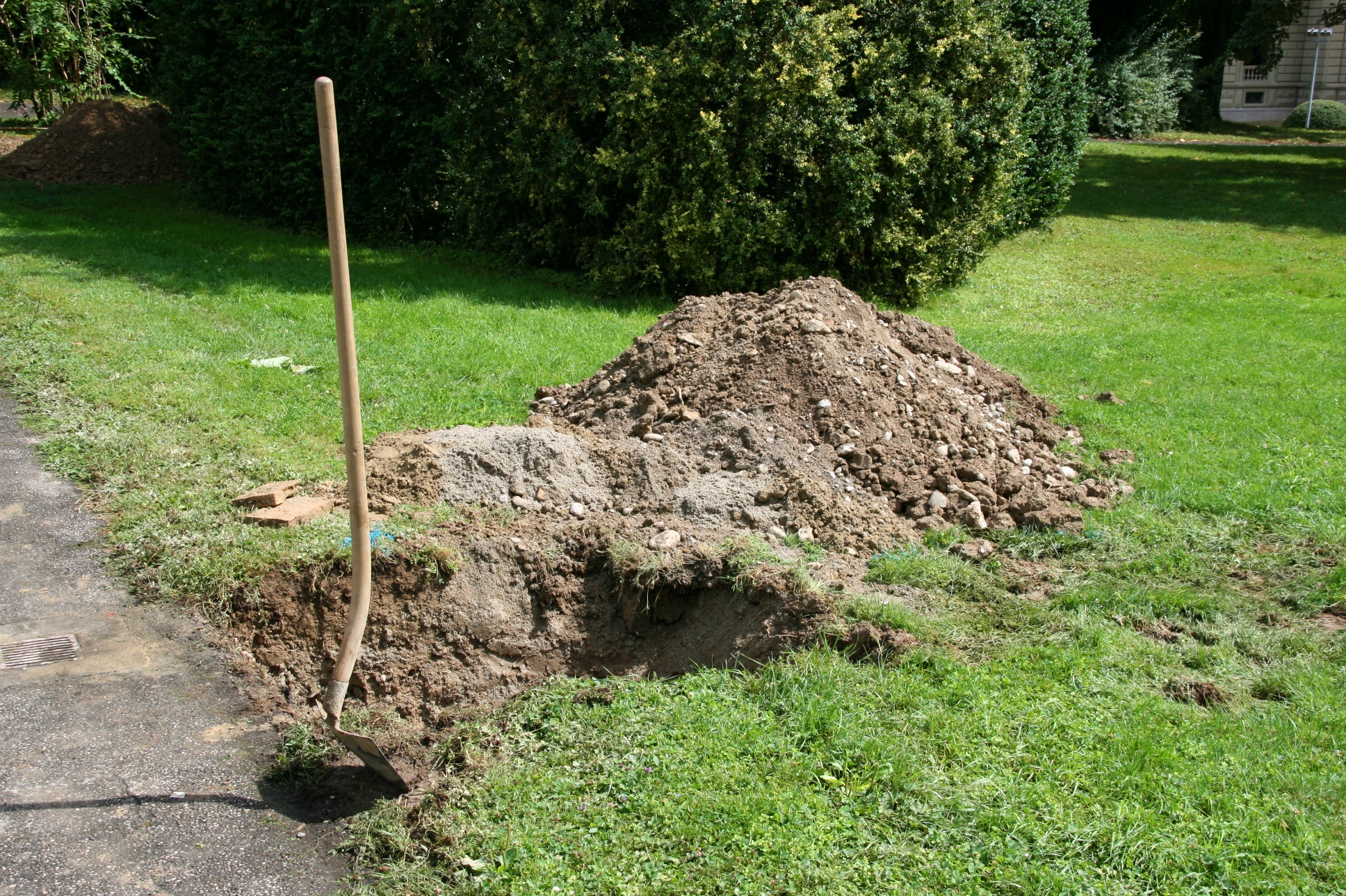 Digging 4. Planting hole digging. Rope Shovel hole.