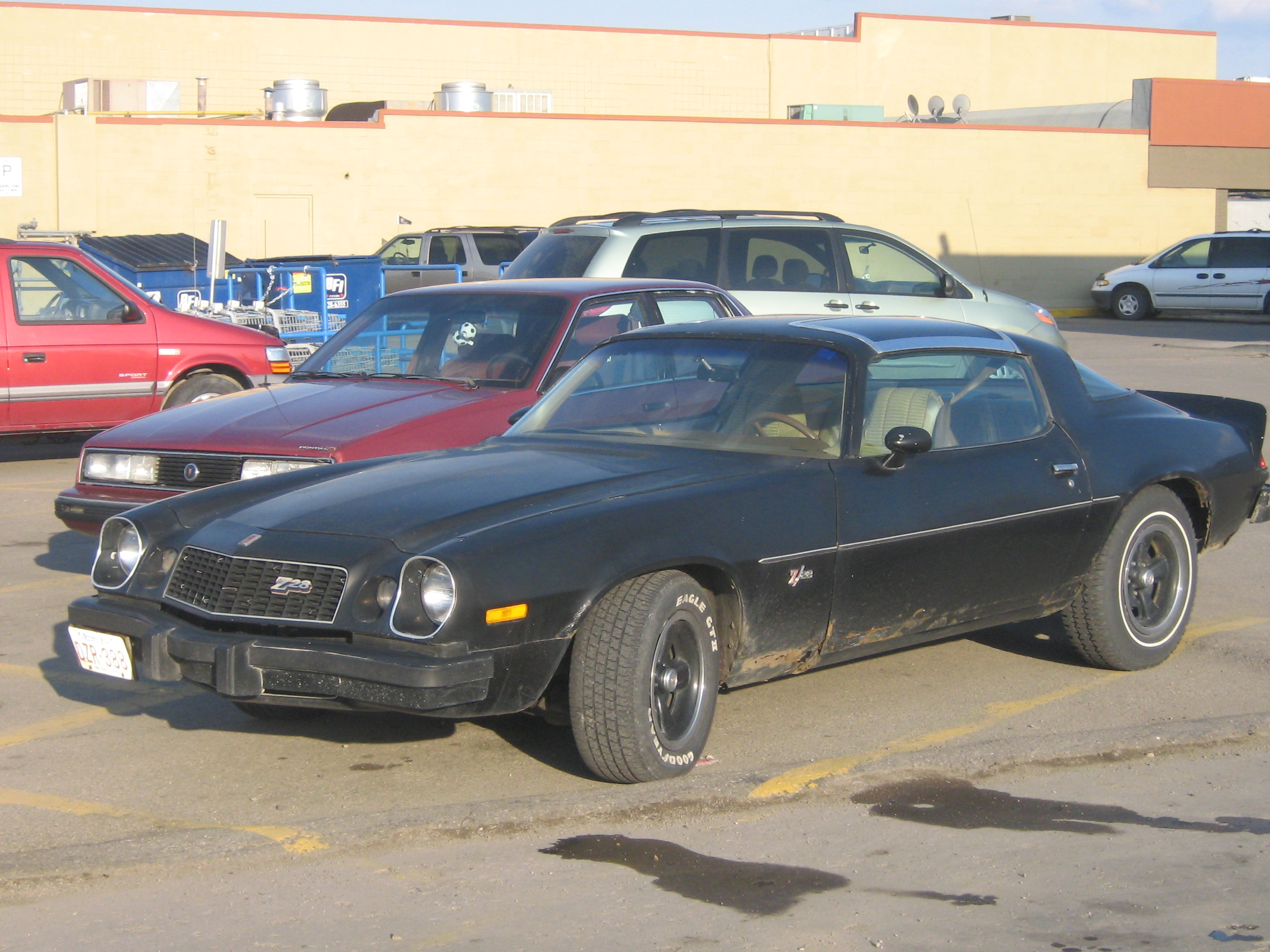 Камаро 74 года. Chevrolet Camaro z28 1977. Camaro 77. Н808тс77 Camaro.