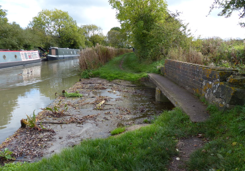 File:Ashby Canal overflow near Sutton Cheney Wharf - geograph.org.uk - 5562919.jpg