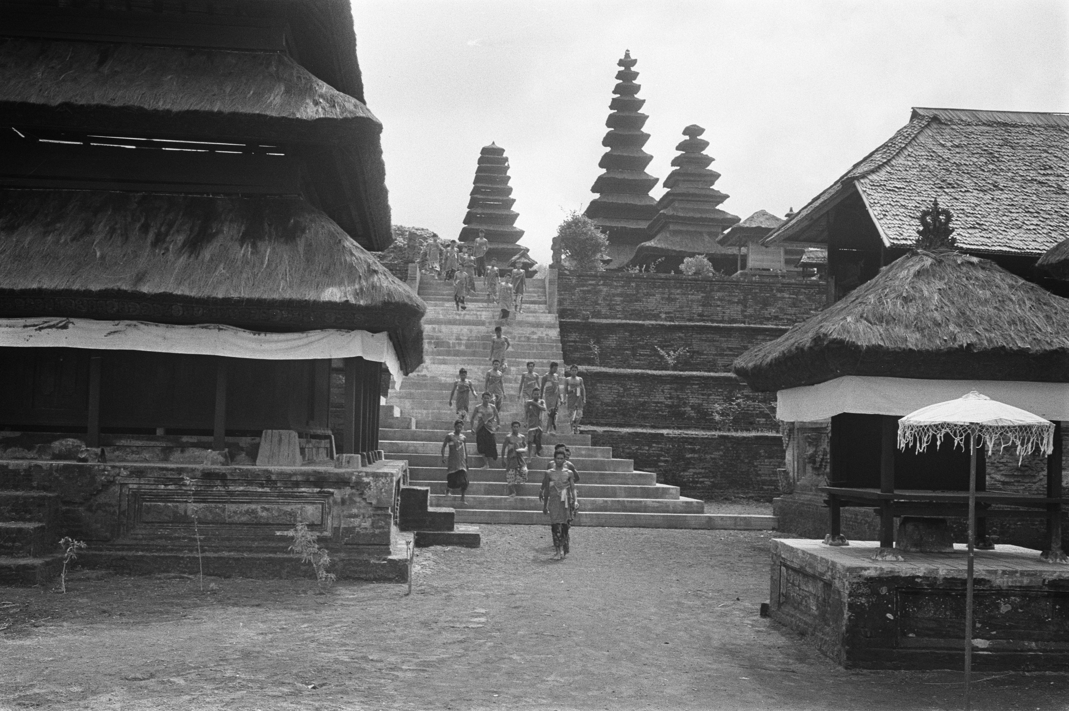 File Bali Indonesie Ceremonie Op Tempel Van Besakih Bali Bestanddeelnr 924 9213 Jpg Wikimedia Commons