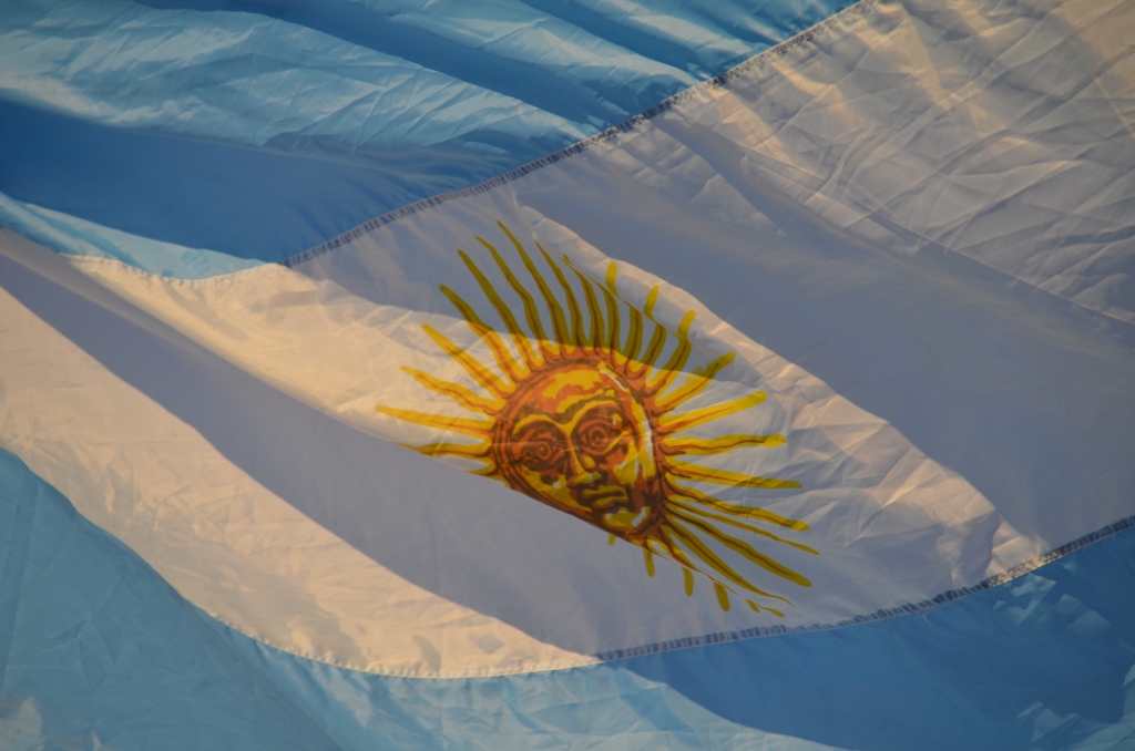 bandera argentina flameando