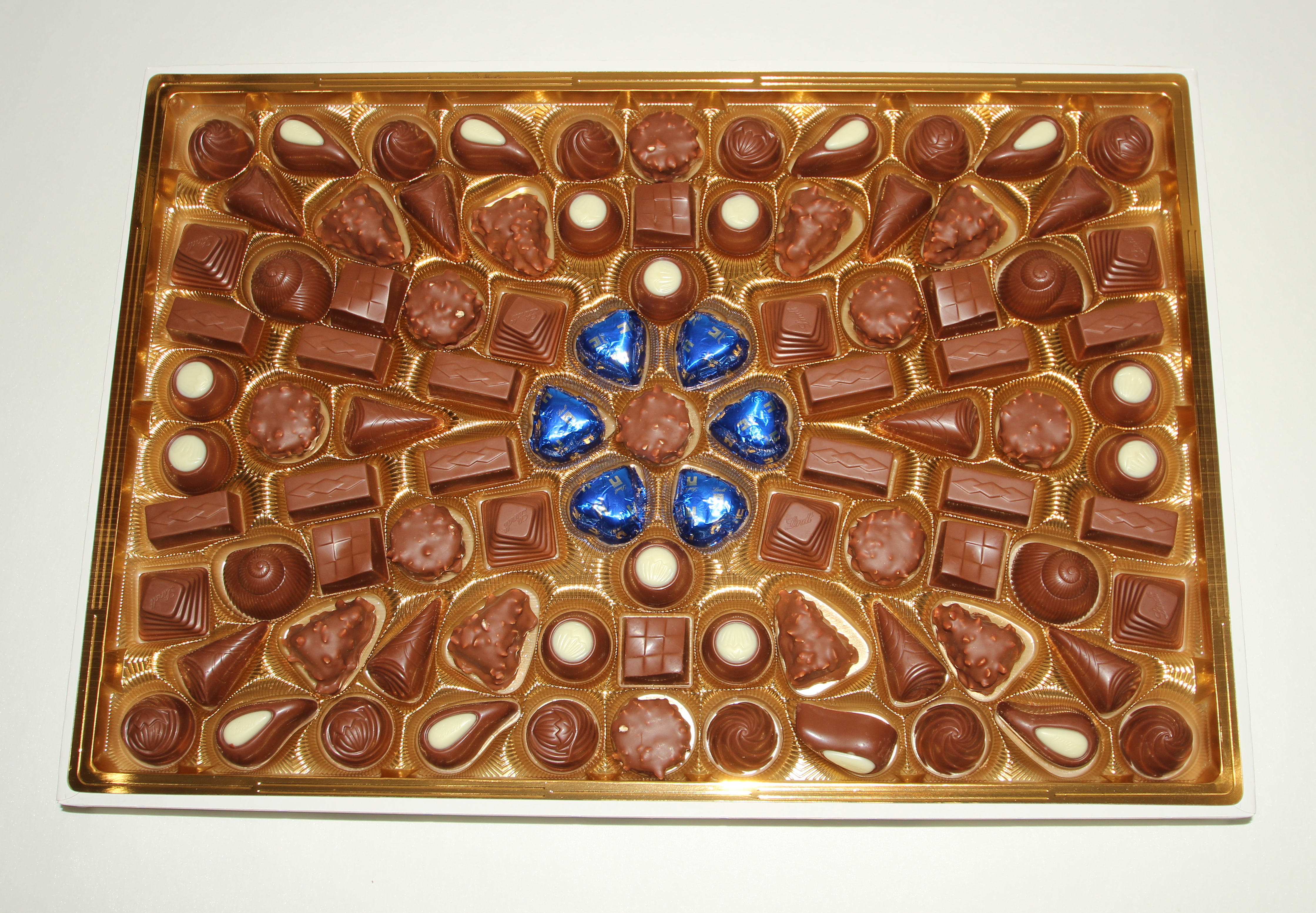File:Boite de chocolats Champs-Elysees Lait Lindt - 02.jpg - Wikimedia  Commons