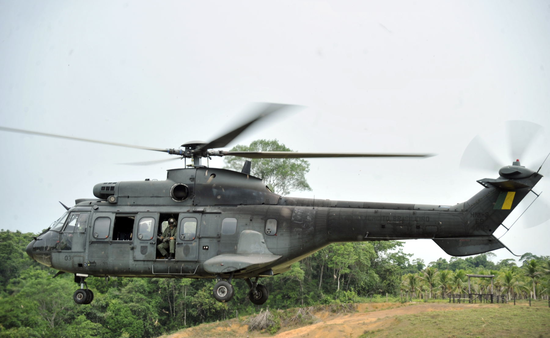 https://upload.wikimedia.org/wikipedia/commons/0/08/Brazilian_AS332_Super_Puma_2012.jpg