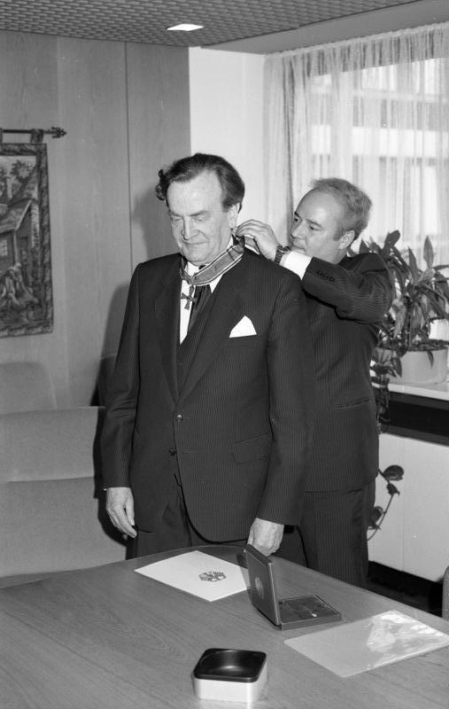 Boeselager receiving the [[Order of Merit of the Federal Republic of Germany]] from Parliament Secretary Wolfgang von Geldern in 1989