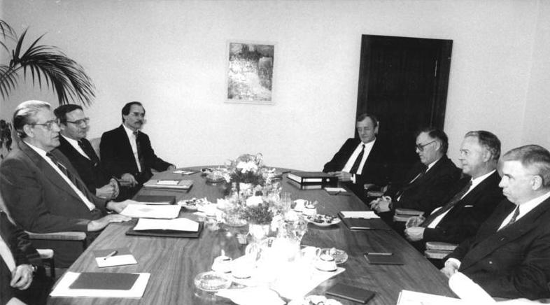 File:Bundesarchiv Bild 183-1989-0427-042, Berlin, Gespräch Reichelt, Albrecht, Remmers, Bertele.jpg