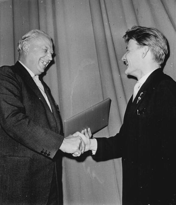 Am 16. Juni 1961 erhält Walter Baumert in Magdeburg den Literaturpreis des FDGB von [[Herbert Warnke