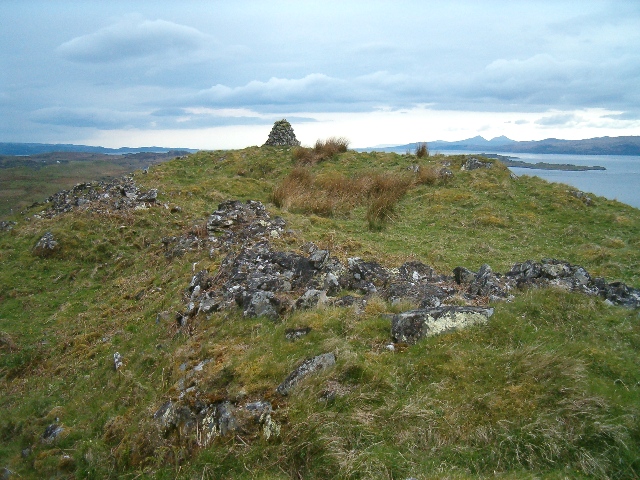 File:Cairn and ruined fort on Druim an Achanarnaich - geograph.org.uk - 165737.jpg