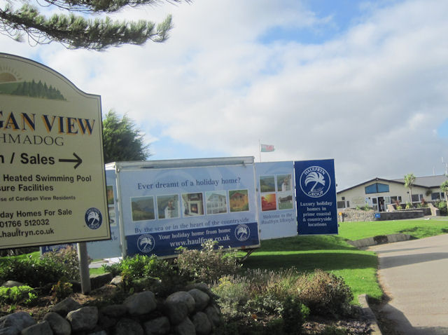 File:Cardigan View Holiday Park entrance - geograph.org.uk - 2104923.jpg