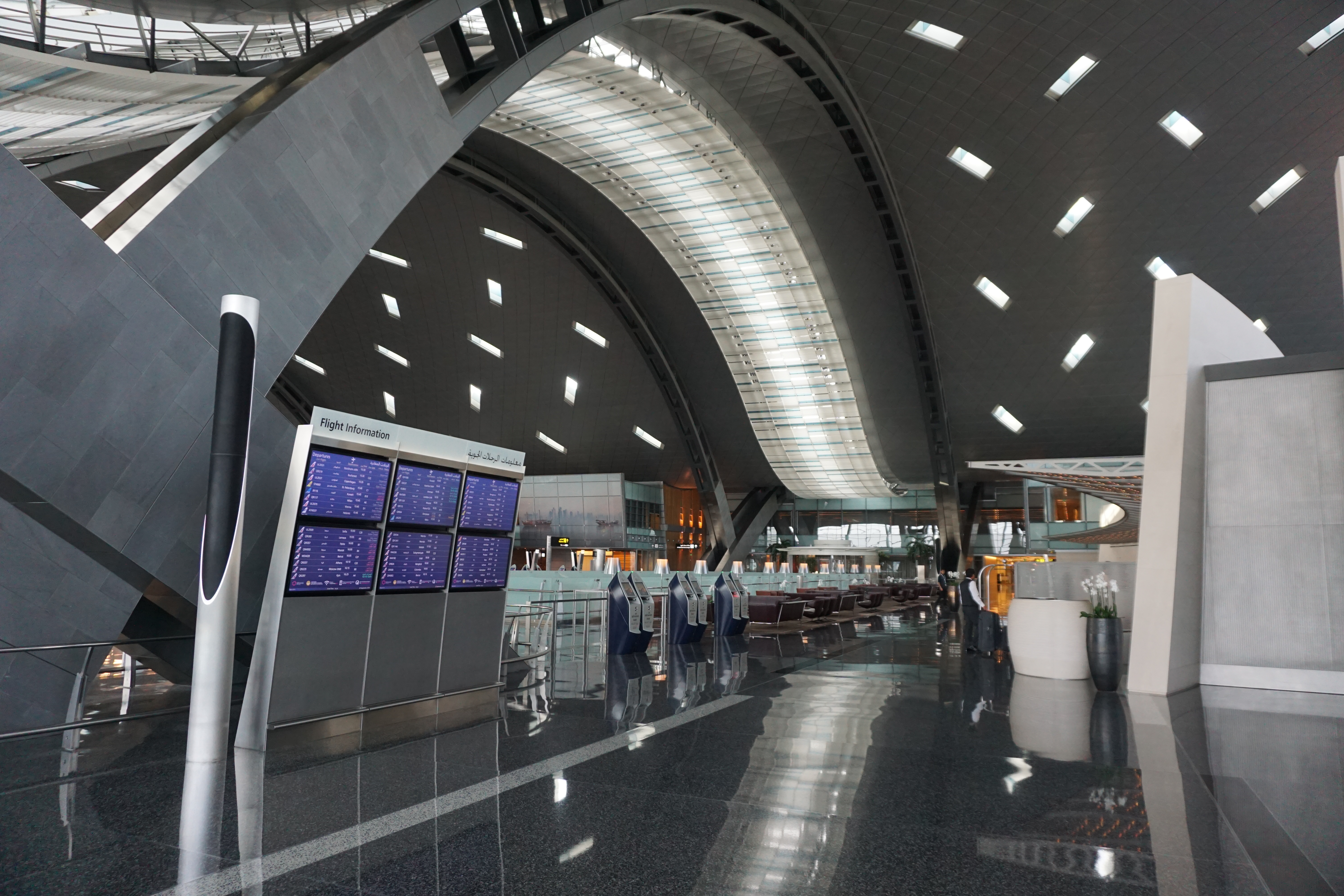 File:Inside Hamad International Airport-Doha,Qatar.jpg - Wikimedia Commons