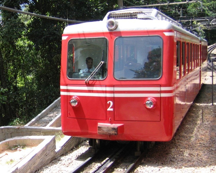 File:Corcovado Bergbahn 2005-03-15.jpg