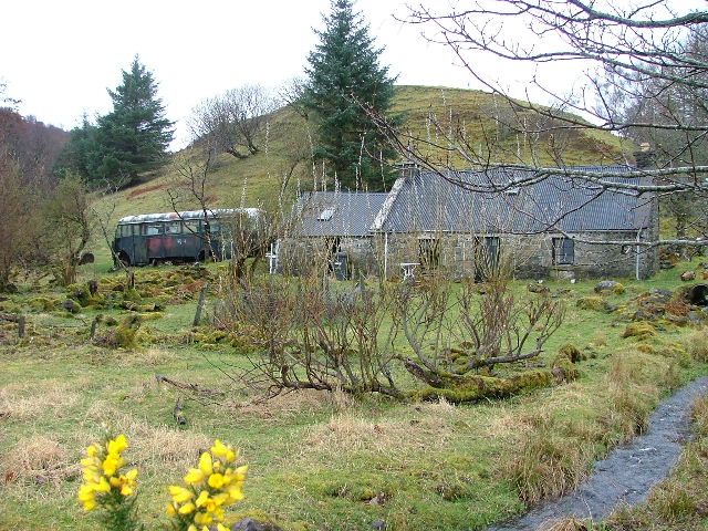 File:Croft house and old bus at Camustianavaig - geograph.org.uk - 1206352.jpg