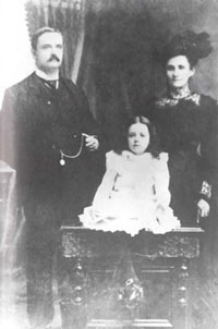 1902. Dina à l'âge de cinq ans, avec ses parents.