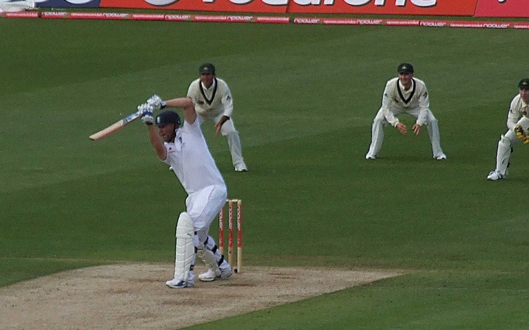 https://upload.wikimedia.org/wikipedia/commons/0/08/Flintoff_batting_in_the_2009_Ashes_at_Cardiff.jpg