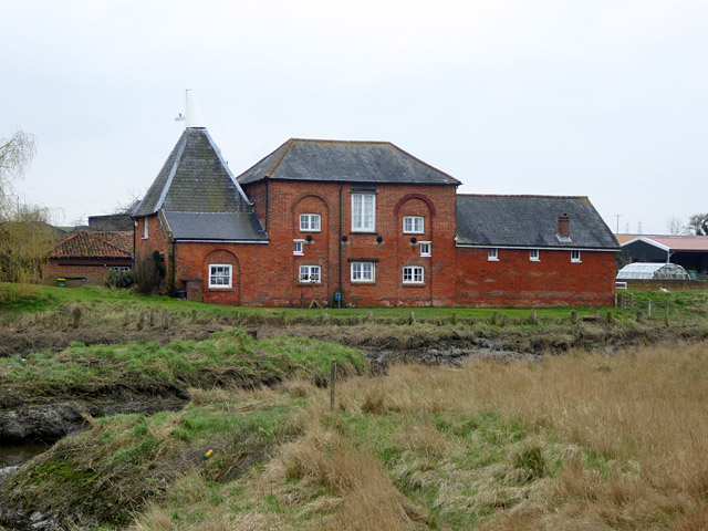 File:Former granary and drying kiln, Battlesbridge - geograph.org.uk - 5716607.jpg