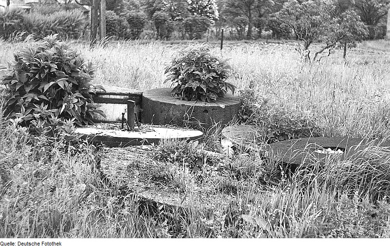 File:Fotothek df rp-b 0420071 Neukyhna-Zschernitz. Windmühle, Mühlsteine als deren Reste.jpg