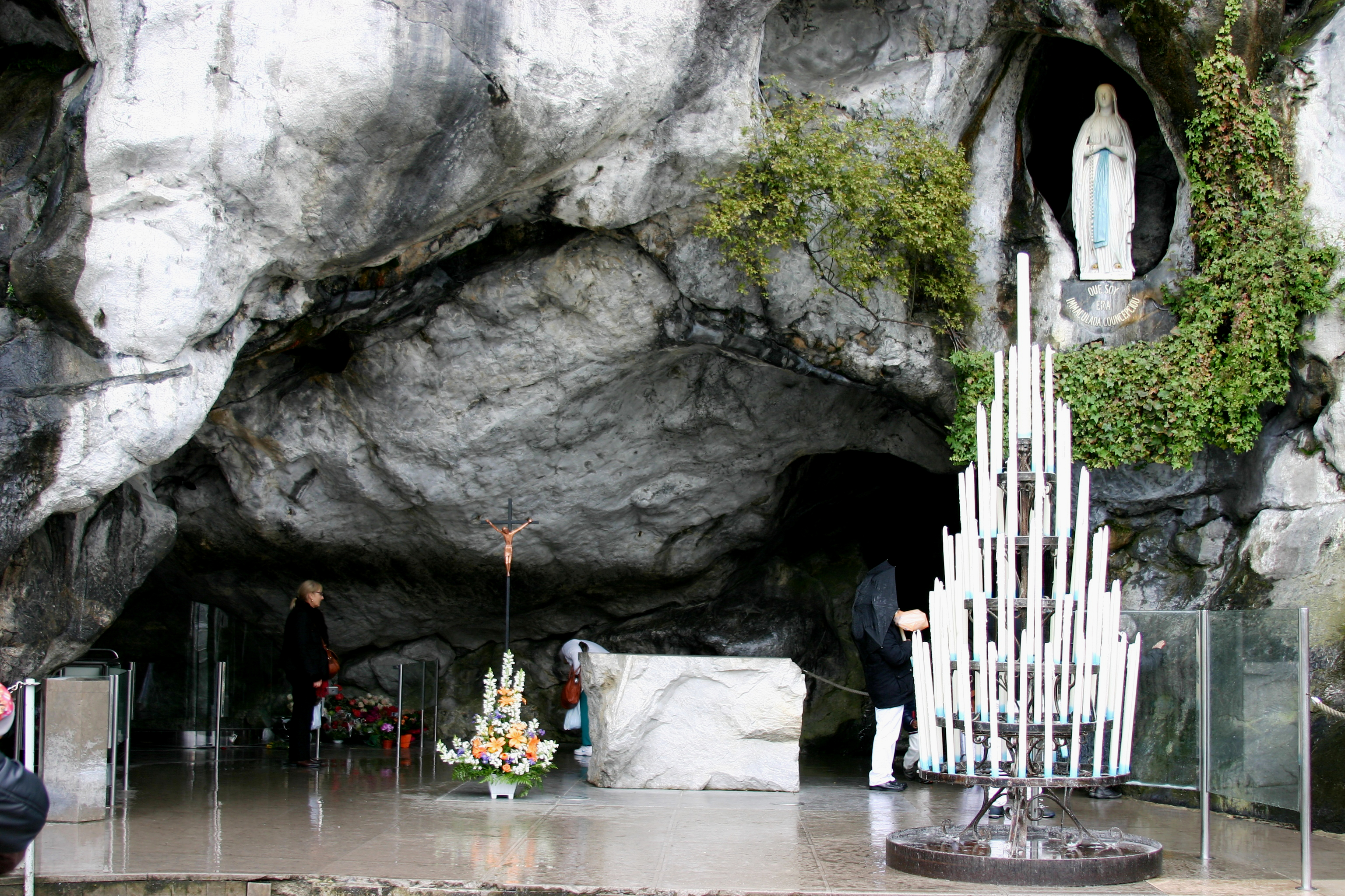 https://upload.wikimedia.org/wikipedia/commons/0/08/Grotto_of_Lourdes_-_Lourdes_2014_(3).JPG