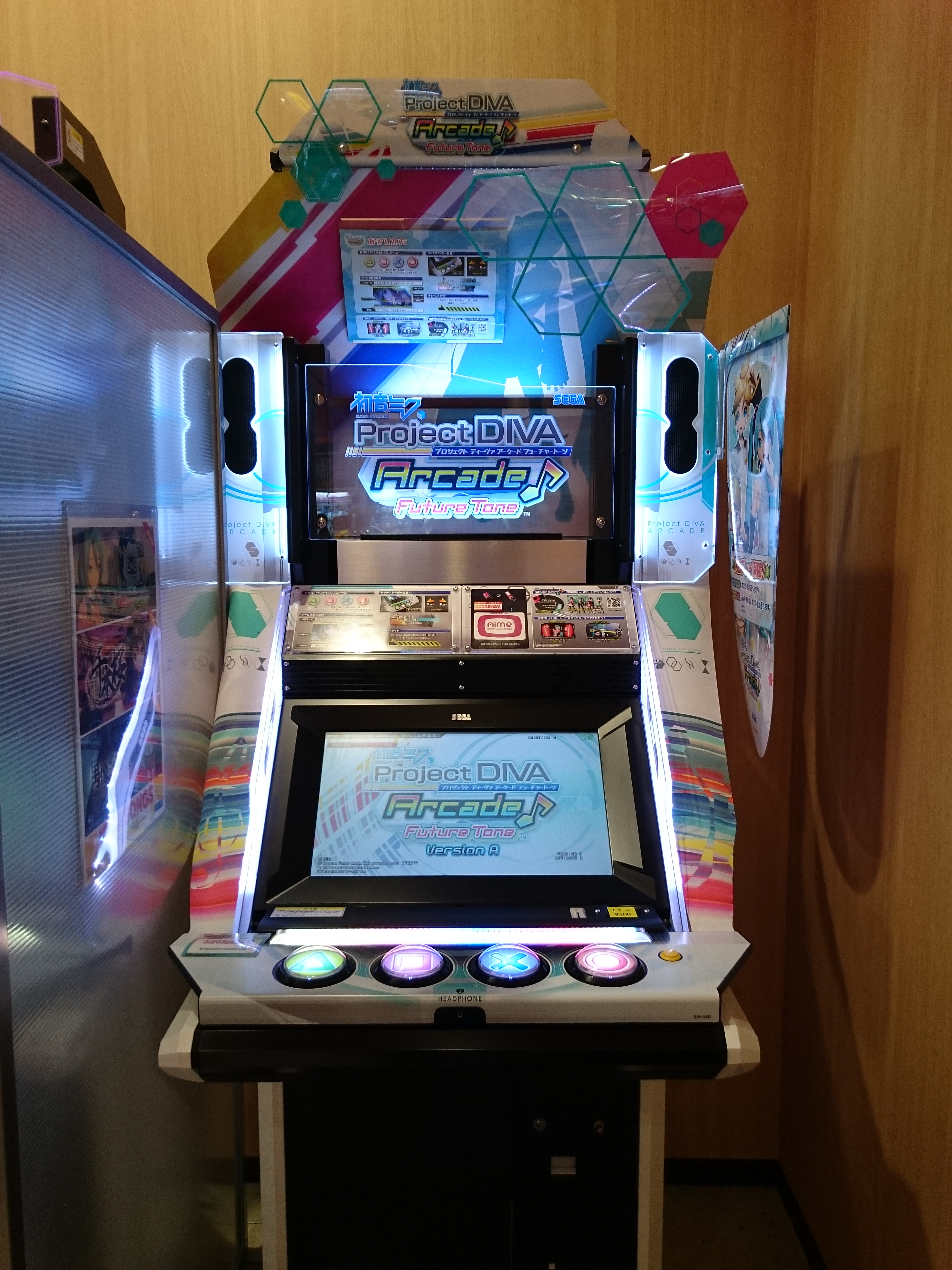 File:hatsune Miku Project Diva Arcade Future Tone Version A 20150327.Jpg - Wikimedia Commons