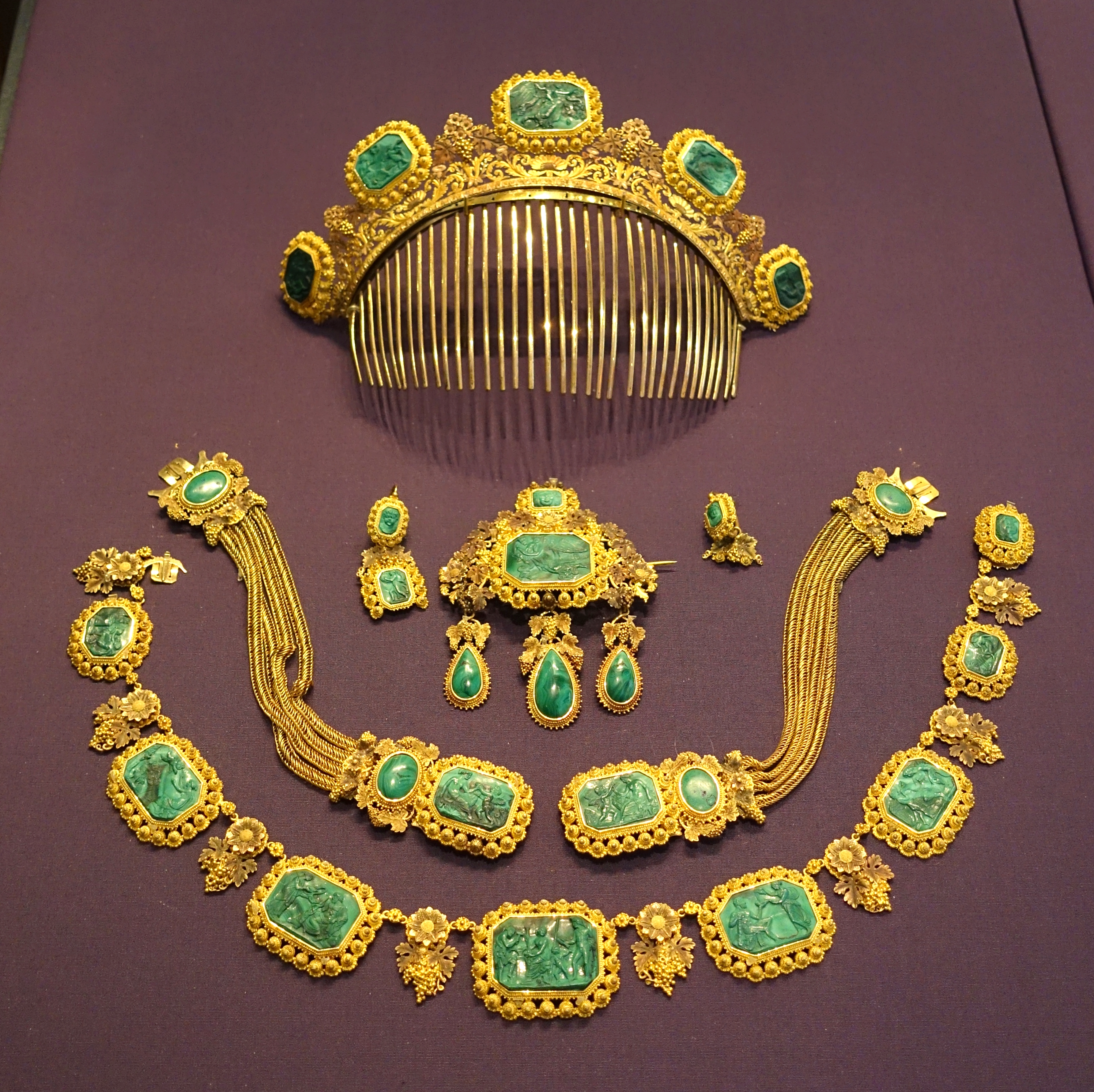 Jewelry_set_owned_by_Queen_Sofia_of_Sweden_and_Norway,_1836-1913,_gold_and_malachite_-_Nordiska_museet_-_Stockholm,_Sweden_-_DSC09758.JPG