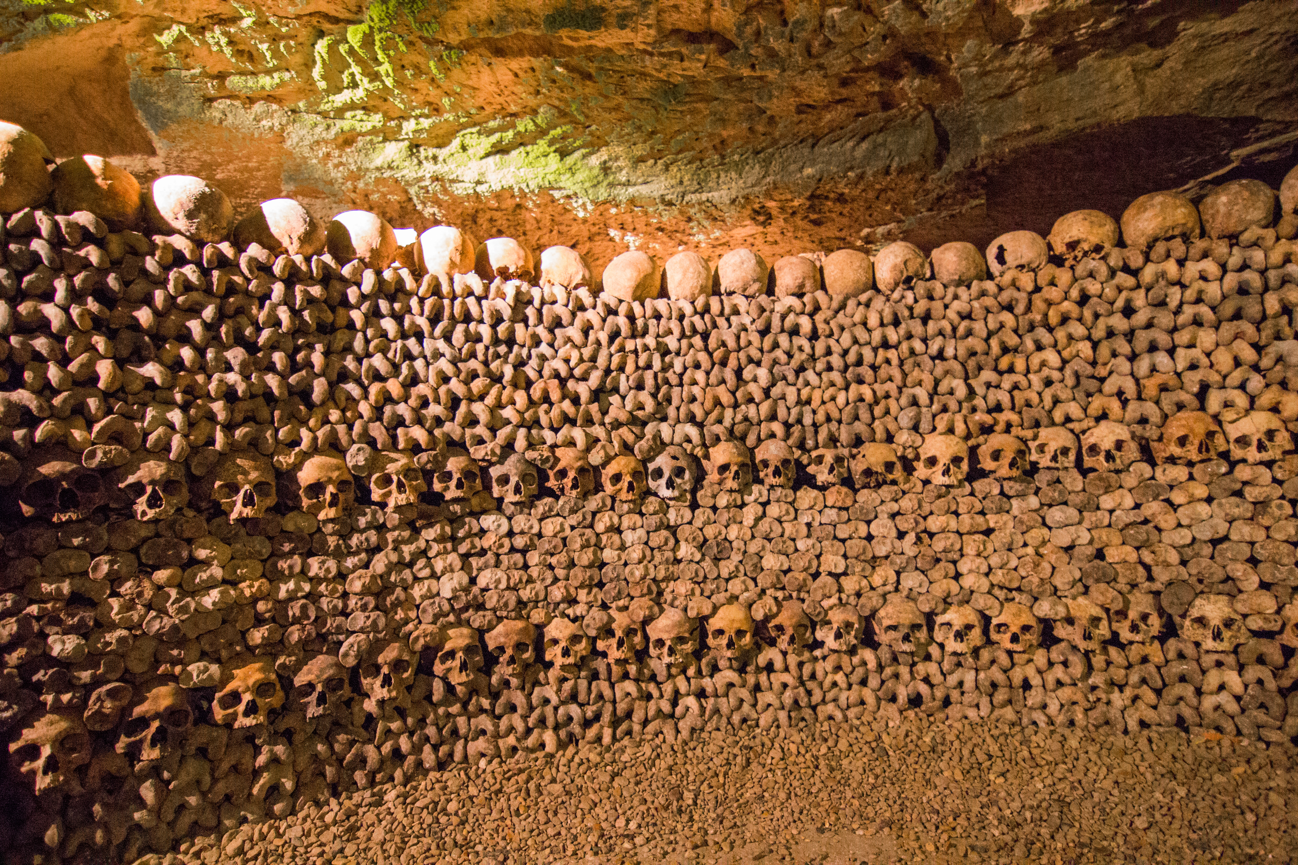 Кладбище под. Оссуарий Париж катакомбы. Катакомбы Парижа (Catacombs of Paris), Франция. Кости в катакомбах Парижа. Катакомбы под Парижем.