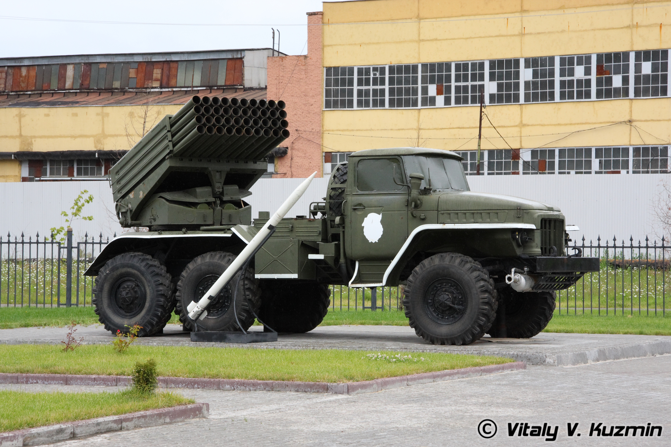 Гради. РСЗО 9к51 «град». БМ-21 град. РСЗО БМ-21. 122-Мм реактивная система залпового огня БМ-21 град.