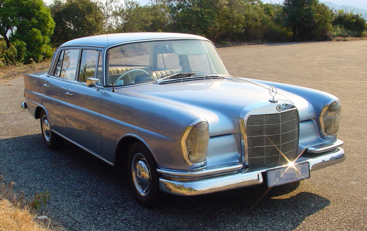 File:Mercedes-Benz 220b (1963).png