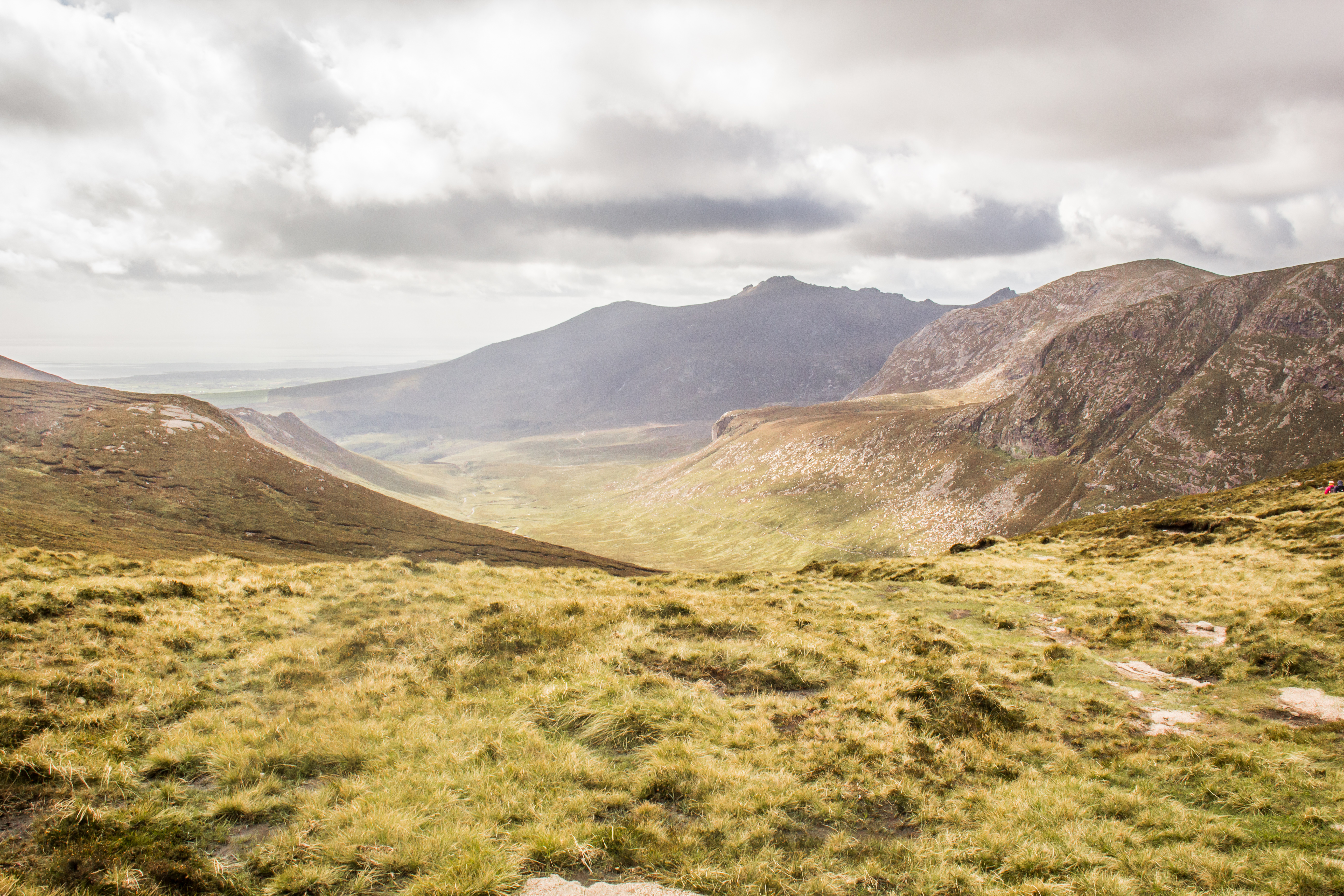 Священная гора 5 букв. Горы Моурн. Горы Морн. Гора 5 пальцев. Hare's gap, Mourne Mountains.