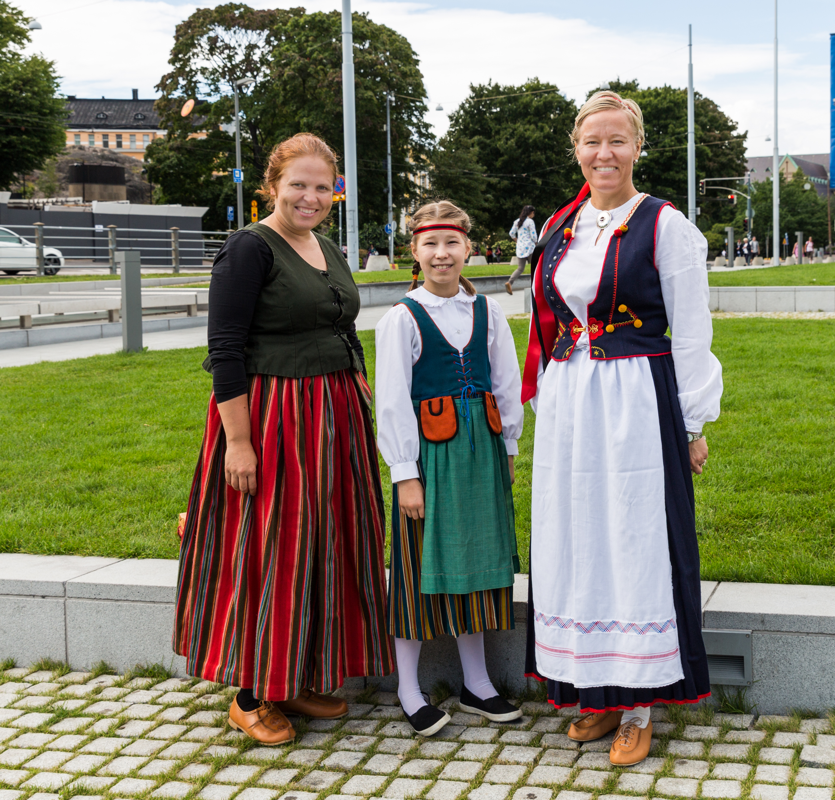 Финны в национальных костюмах