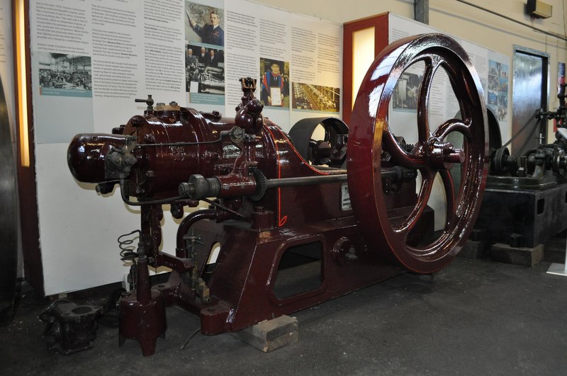 Oil_Engine_-_geograph.org.uk_-_2194963.jpg