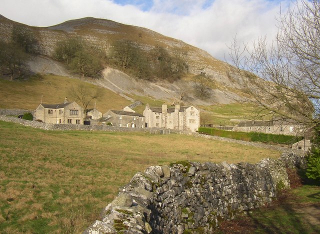 Old Hall and neighbouring houses, Mastiles Lane, Kilnsey - geograph.org.uk - 675767