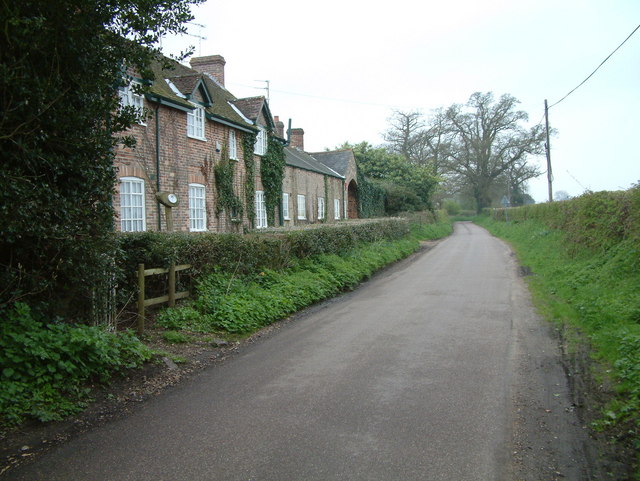 File:Park Cottages, close to Hurn - geograph.org.uk - 158069.jpg