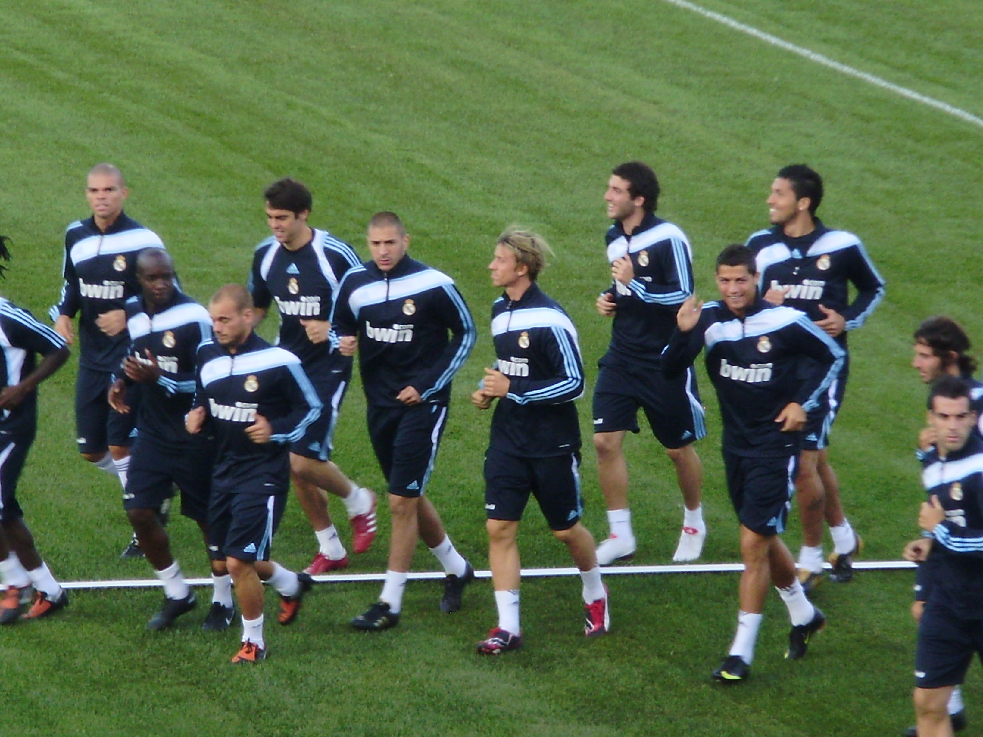 File:Real Madrid players worm up before game.JPG - Wikimedia Commons