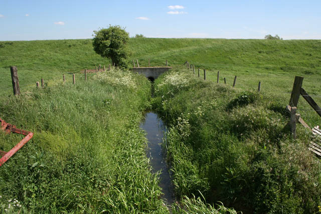 File:River Welland flood defences - geograph.org.uk - 443643.jpg