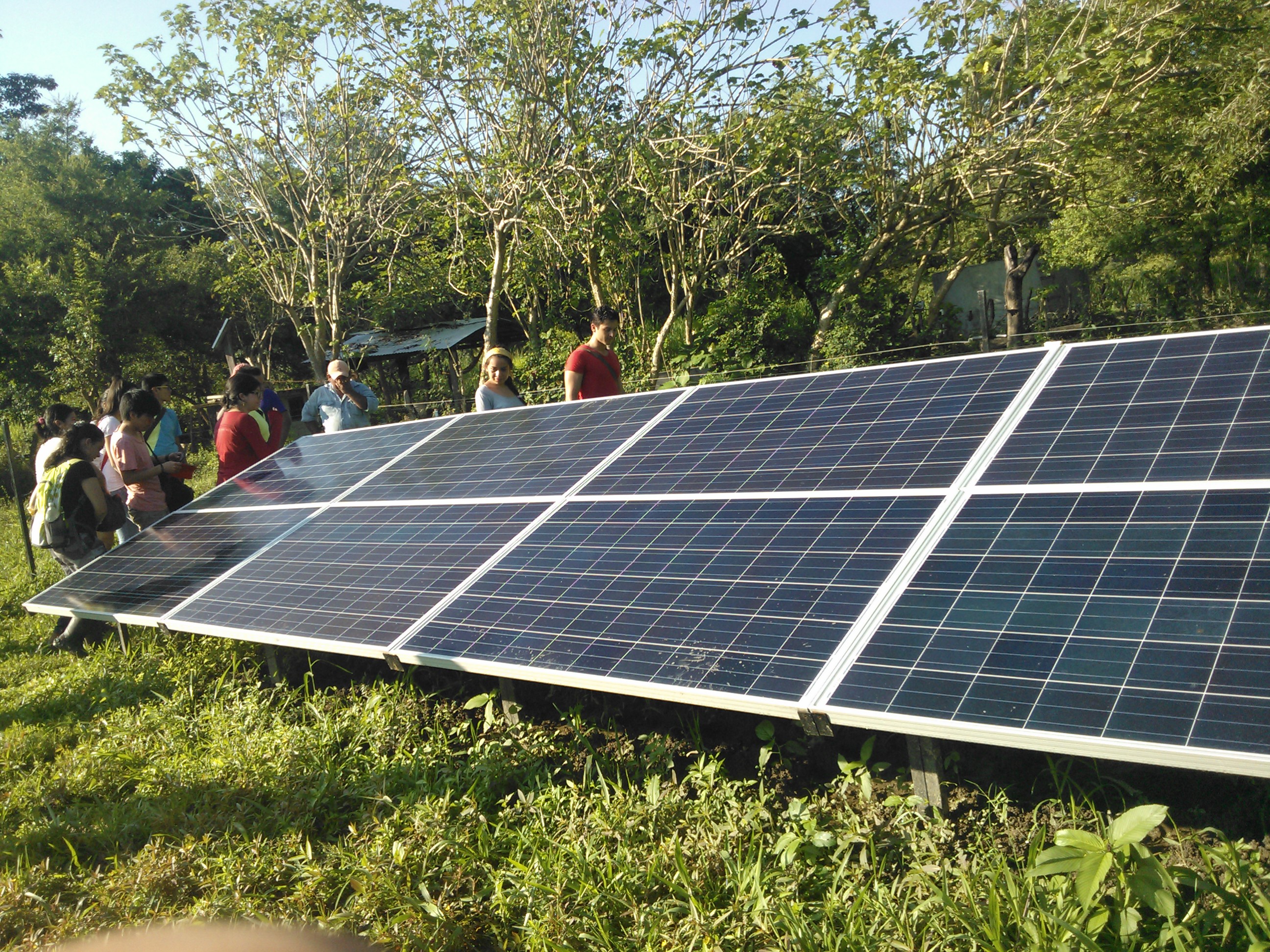 File:Sistema de riego alimentado por energía solar fotovoltáica,  Pijijiapan, Chiapas 04.jpg - Wikimedia Commons