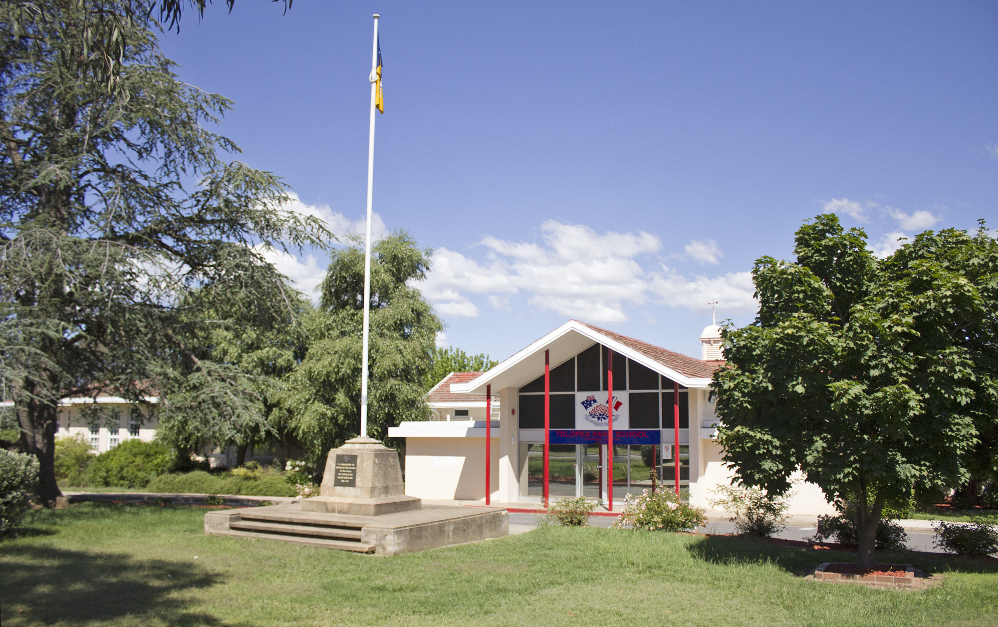 Park school. Австралия Канберра парк. Парк Виктория Австралия Канберра. Школа в Австралии Канберра. Telopea Park School.