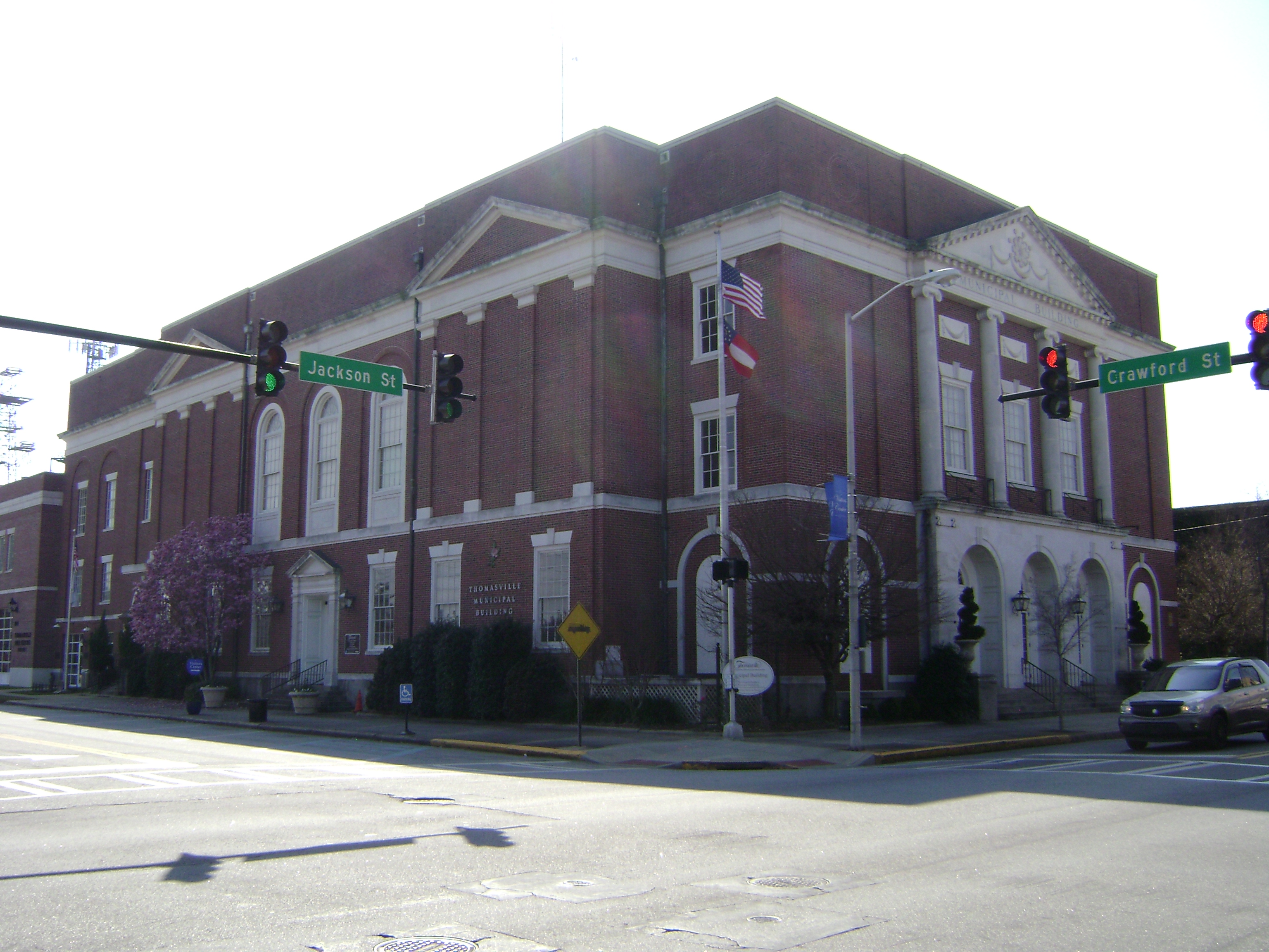 Thomasville Municipal Building (North corner).jpg. w:en:public domain. 